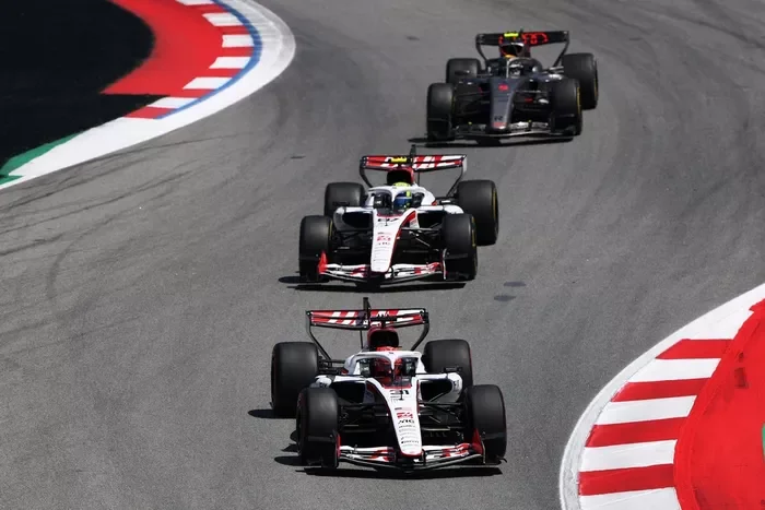 Gabriel Bortoleto, Audi F1 Team, Oliver Bearman, Haas F1 Team, Esteban Ocon, Haas F1 Team