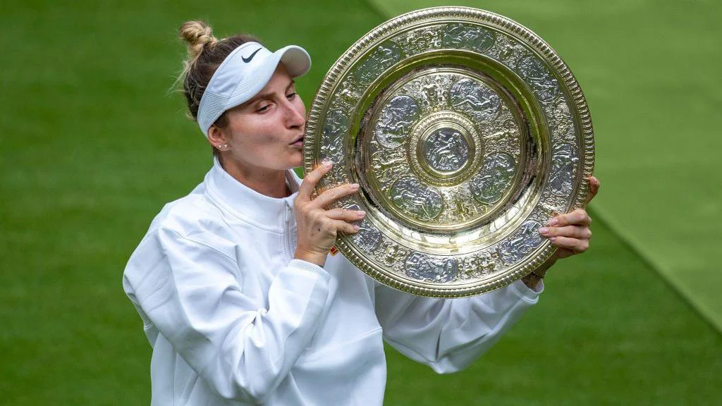 Marketa Vondrousova kisses the Venus Rosewater Dish at Wimbledon in 2023