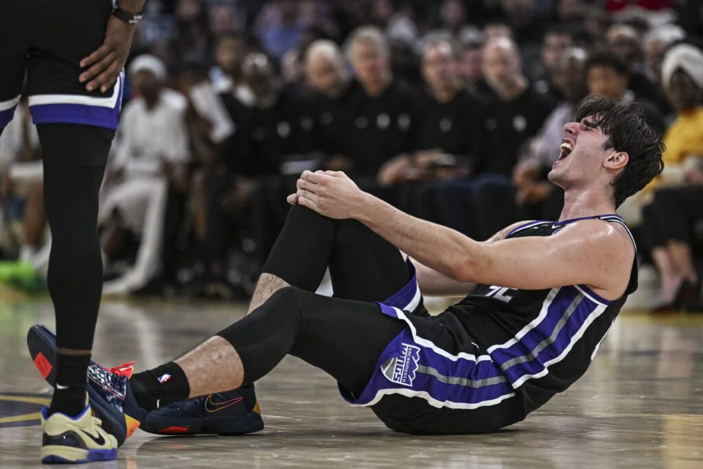 Oct 10, 2026; San Francisco, California, USA; Sacramento Kings center Maxime Raynaud (42) holds his knee in pain during the second quarter Golden State Warriors at Chase Center. Mandatory Credit: Justine Willard-Imagn Images